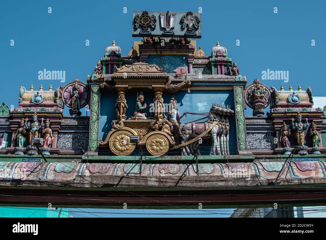 Chennai, Indien - 6. Februar 2020: Farbenfrohe hinduistische Skulpturen auf einem religiösen Denkmal gegen den blauen Himmel am 6. Februar 2020 in Chennai, Indien Stockfoto