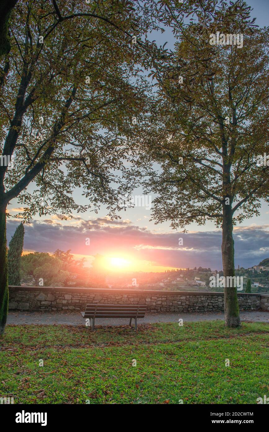 Bank, um den Sonnenuntergang von den venezianischen Mauern zu beobachten Bergamo Stockfoto