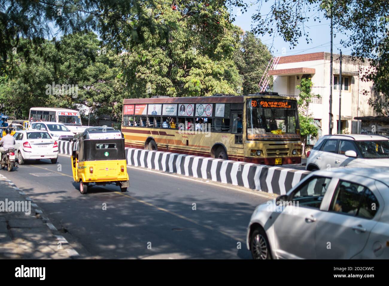 Chennai, Indien - 8. Februar 2020: Alltagsverkehr mit öffentlichen Verkehrsmitteln Bus, Auto Rikscha und Autos am 8. Februar 2020 in Chennai, Indien Stockfoto