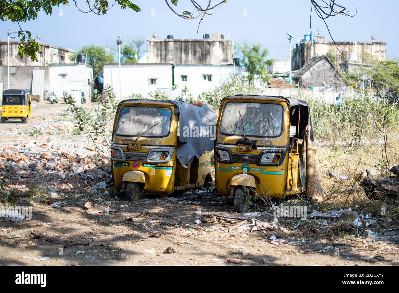 Chennai, Indien - 8. Februar 2020: Zwei traditionelle gelbe Auto-Rikschas wurden am 8. Februar 2020 in Chennai, Indien, aufgegeben und vergessen Stockfoto