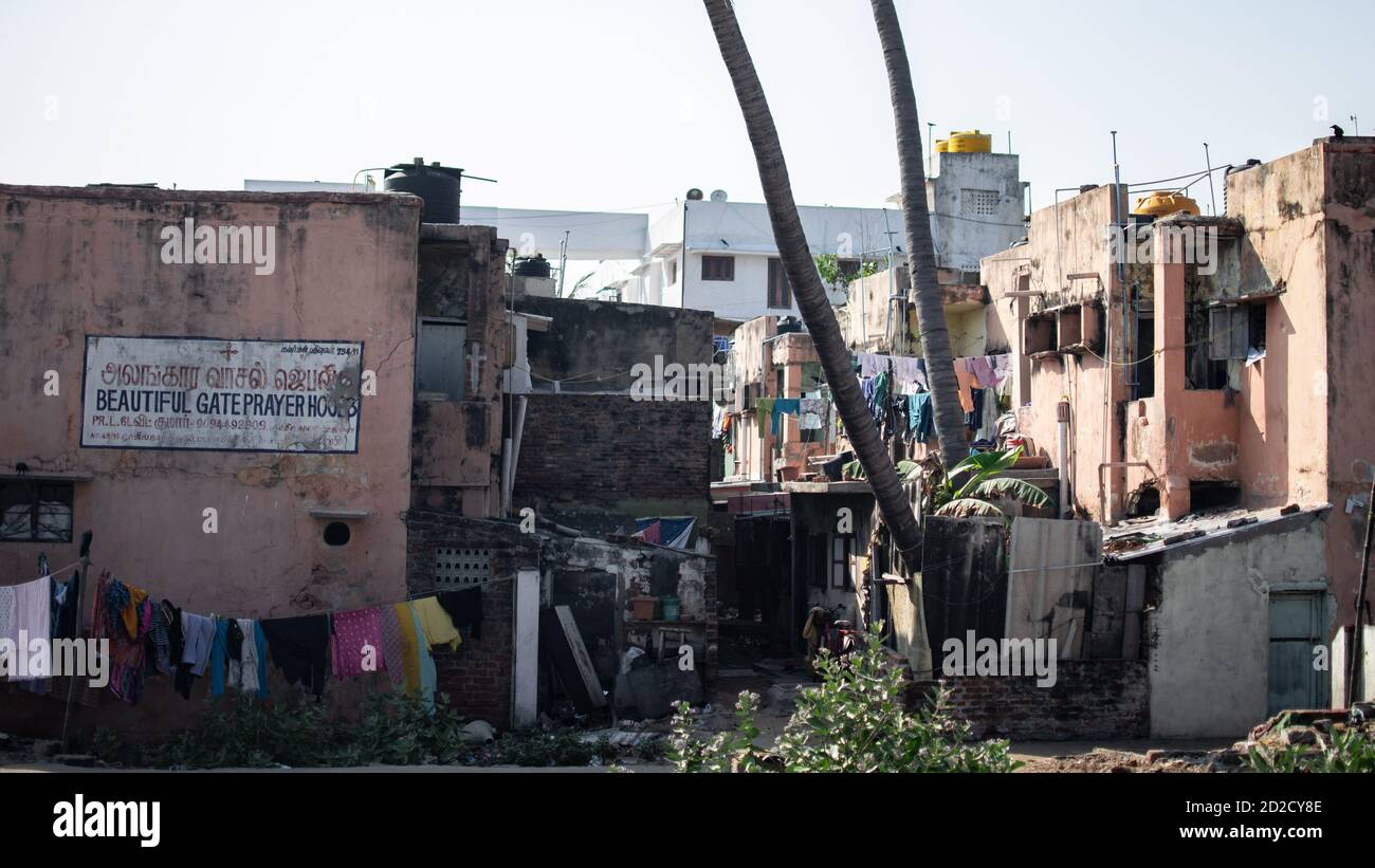 Chennai, Indien - 8. Februar 2020: Wäscherei hängen Trocknen außerhalb Wohngebäude in den Slums in der Nähe des Strandes am 8. Februar 2020 in Chennai, Indien Stockfoto