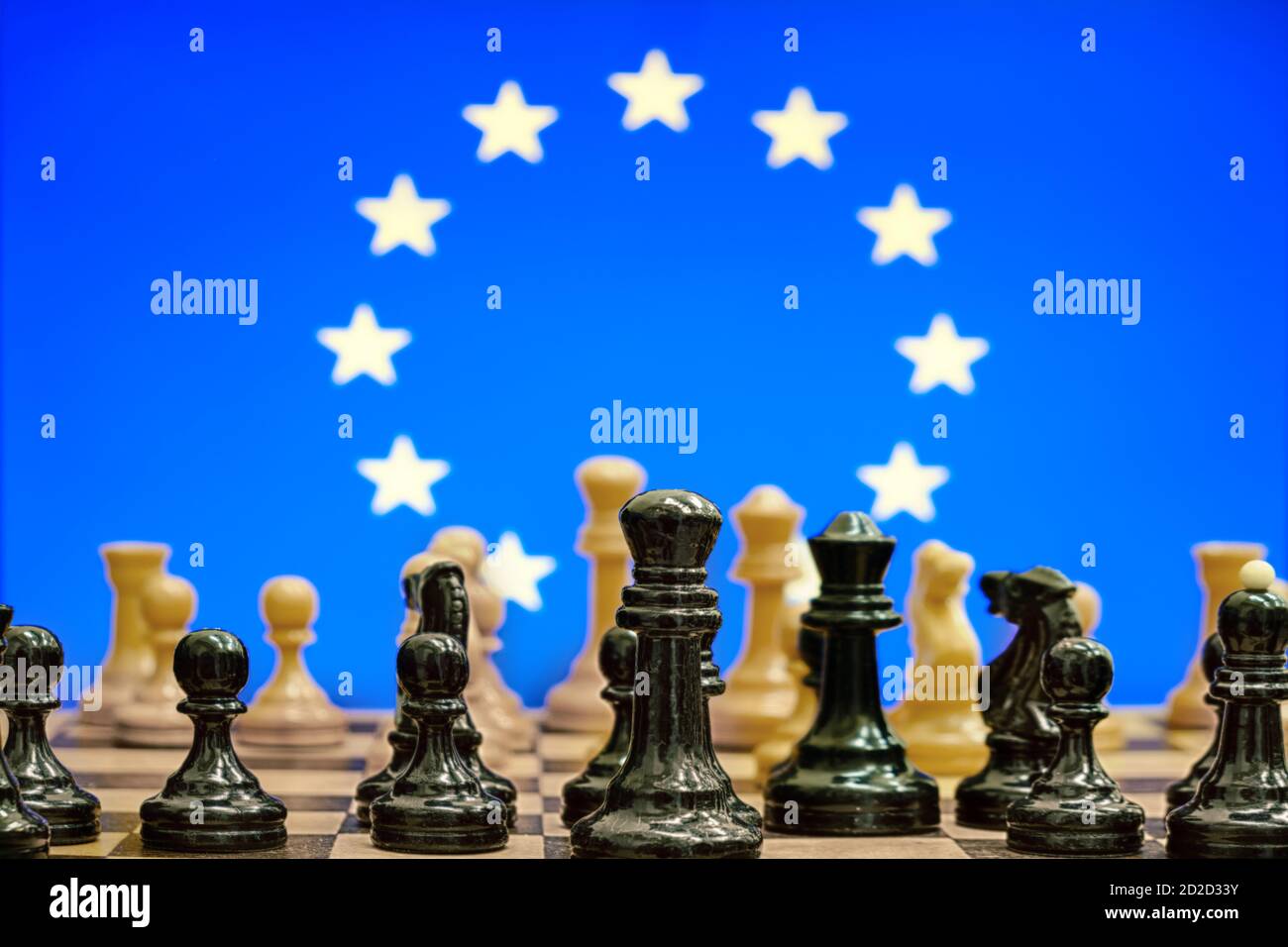 EU-Flagge auf dem Hintergrund des Schachs mit Figuren auf Die Platine Stockfoto