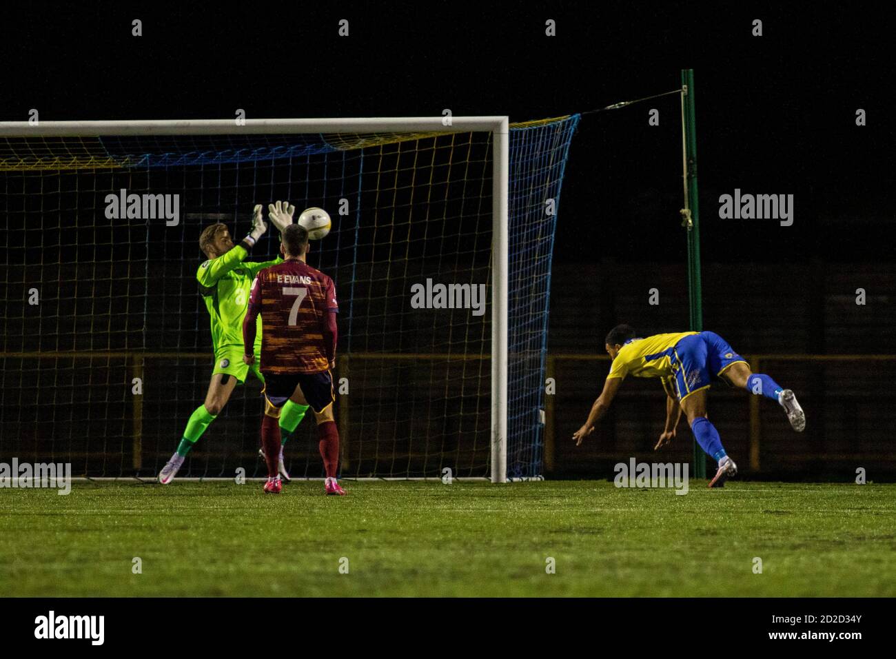 Barry, Wales, Großbritannien. Oktober 2020. Cardiff traf Torwart will Fuller rettet aus nächster Nähe Barry Town United gegen Cardiff traf sich am 6. Oktober 2020 im Jenner Park im JD Cymru Premier. Quelle: Lewis Mitchell/Alamy Live News Stockfoto