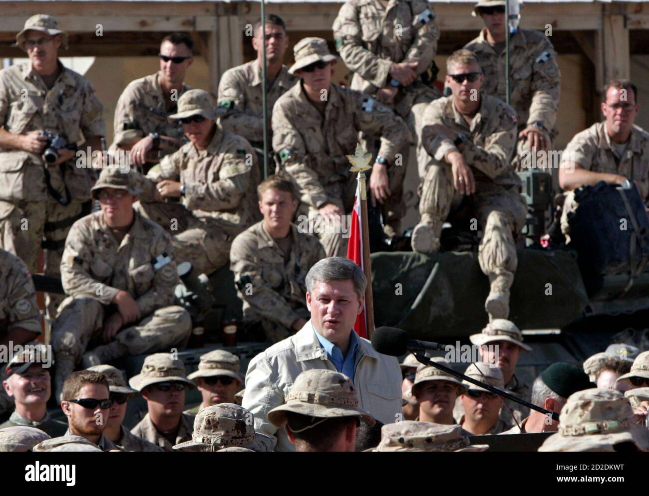 Kanadas Premierminister Stephen Harper (C) hält am 23. Mai 2007 eine Rede vor Mitgliedern der kanadischen Streitkräfte auf dem Flugplatz Kandahar. REUTERS/Chris Wattie (AFGHANISTAN) Stockfoto