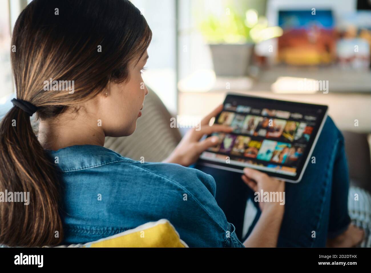Frau, Die Film Für Streaming Auf Tablet-Computer Stockfoto