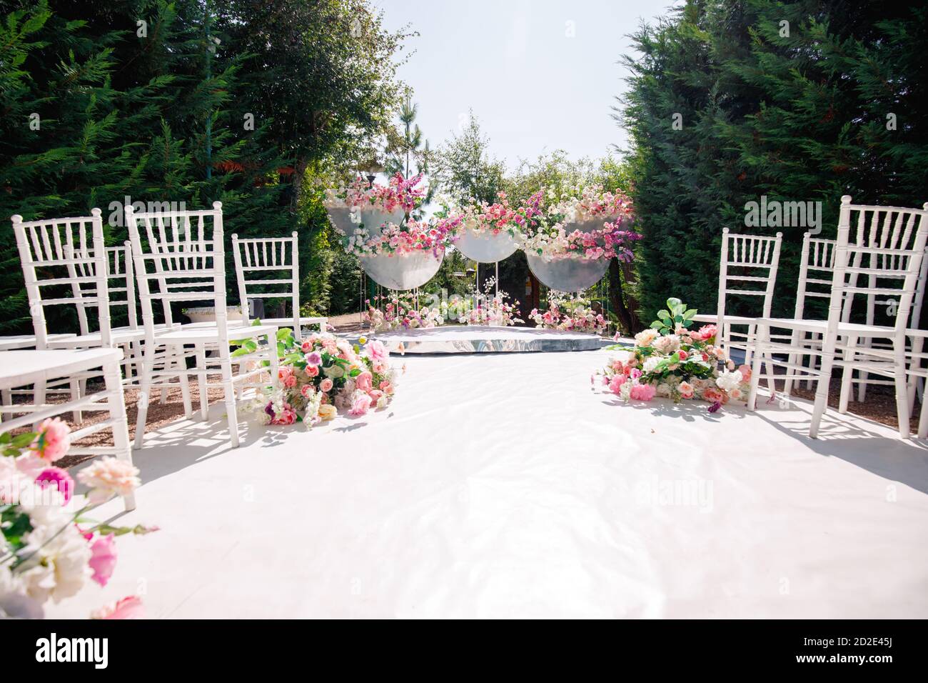 Hochzeit asymmetrisch lila Bouquet in den Händen der Braut. Stockfoto