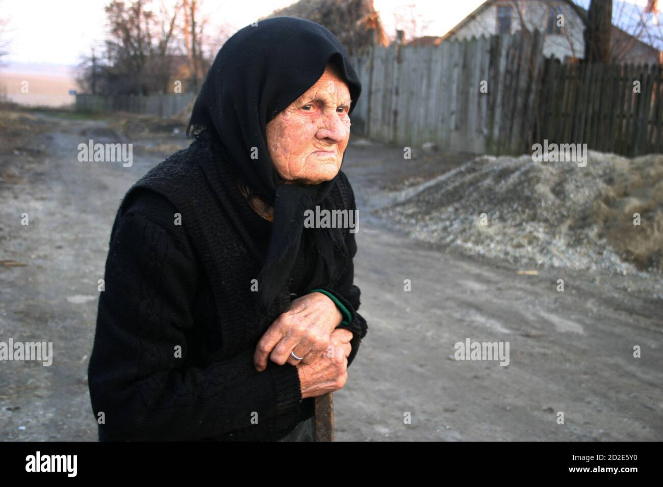 Alte Witwe auf dem Land Rumäniens Stockfoto