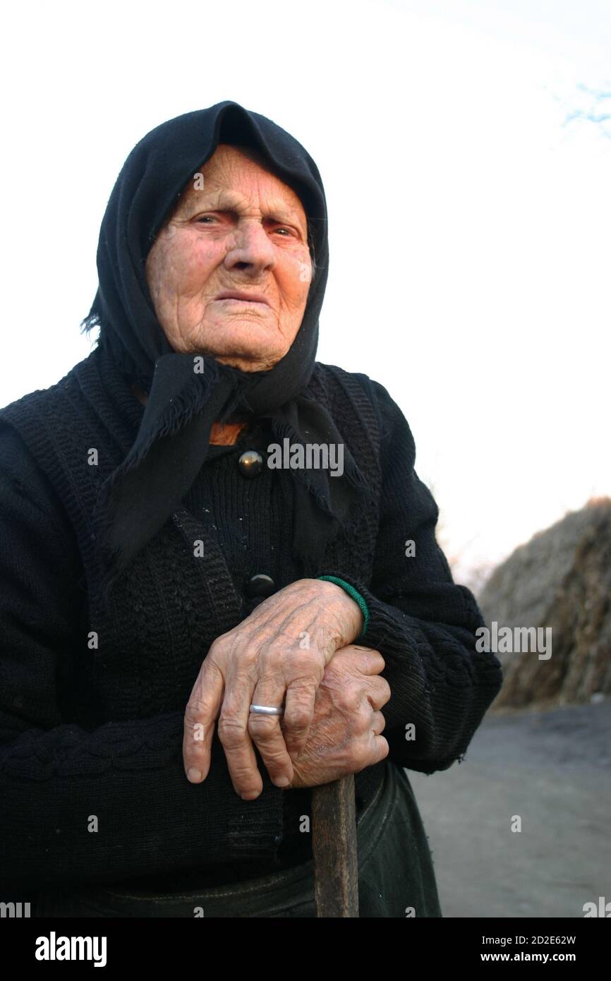 Alte Witwe auf dem Land Rumäniens Stockfoto