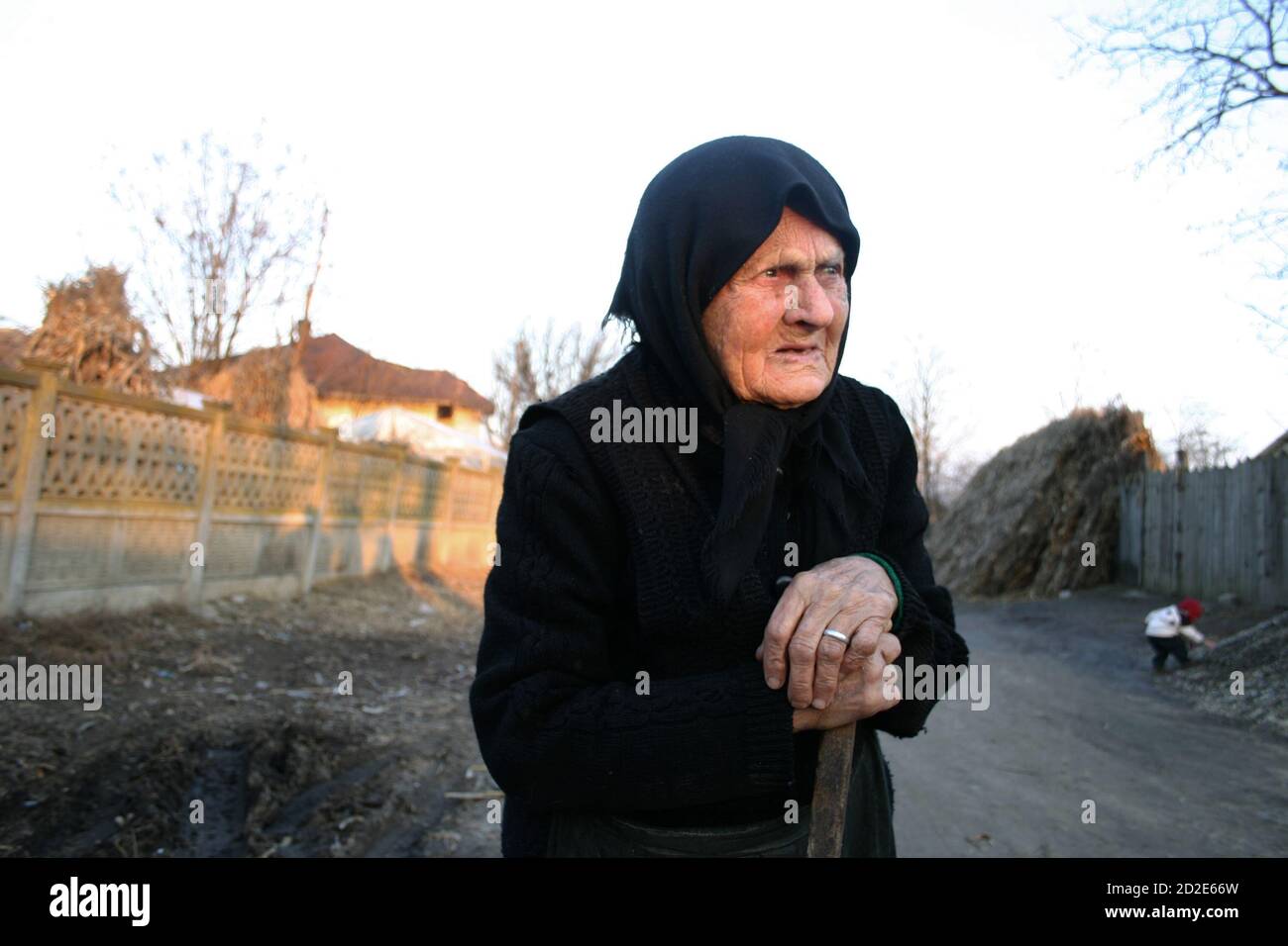 Alte Witwe auf dem Land Rumäniens Stockfoto