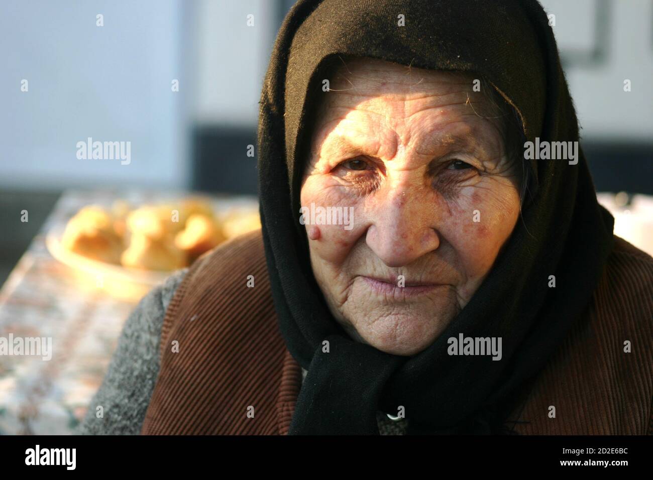 Porträt einer älteren Frau auf dem Land Rumäniens Stockfoto