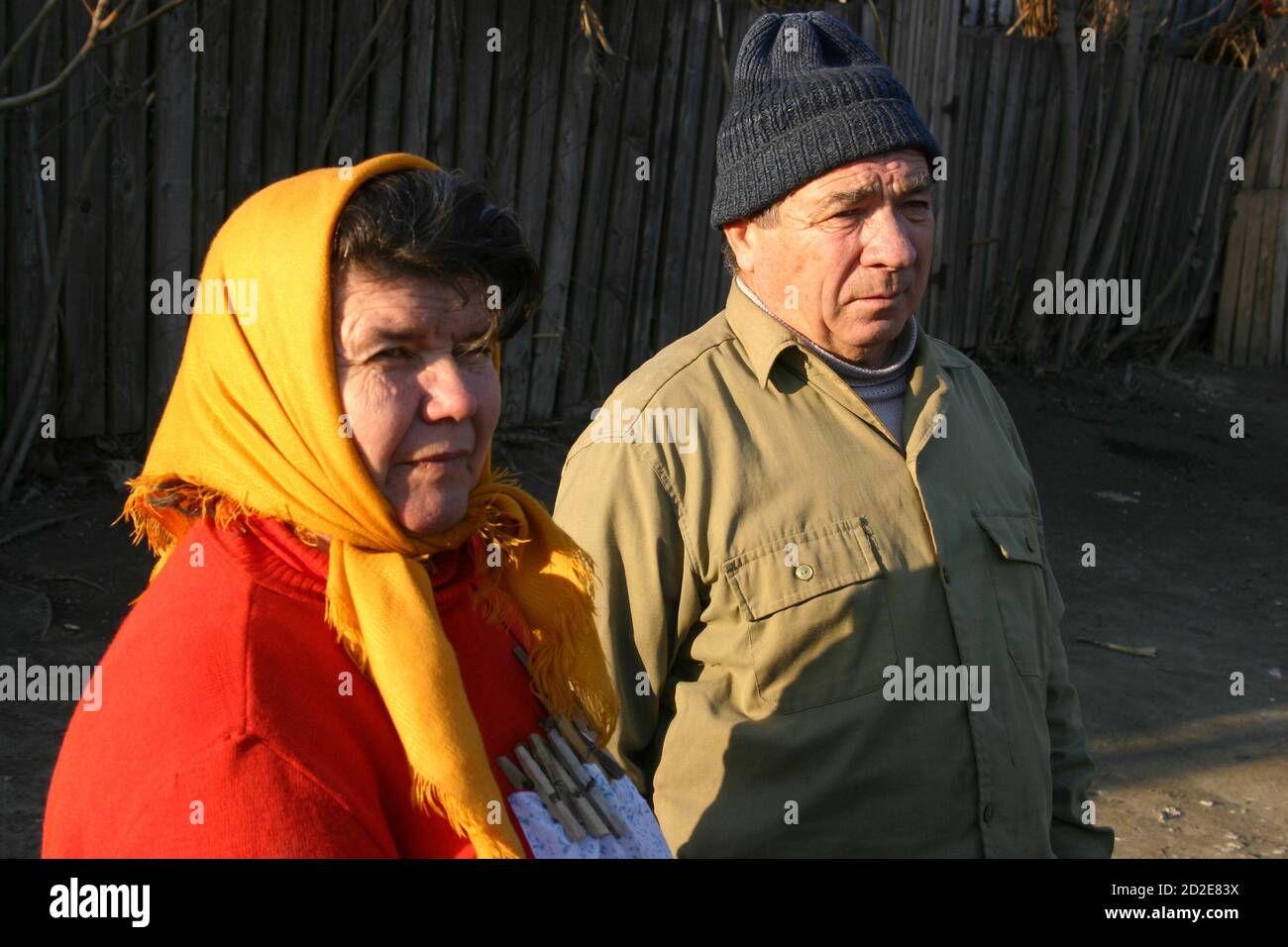 Ehepaar, das in einem kleinen Dorf in Rumänien lebt Stockfoto