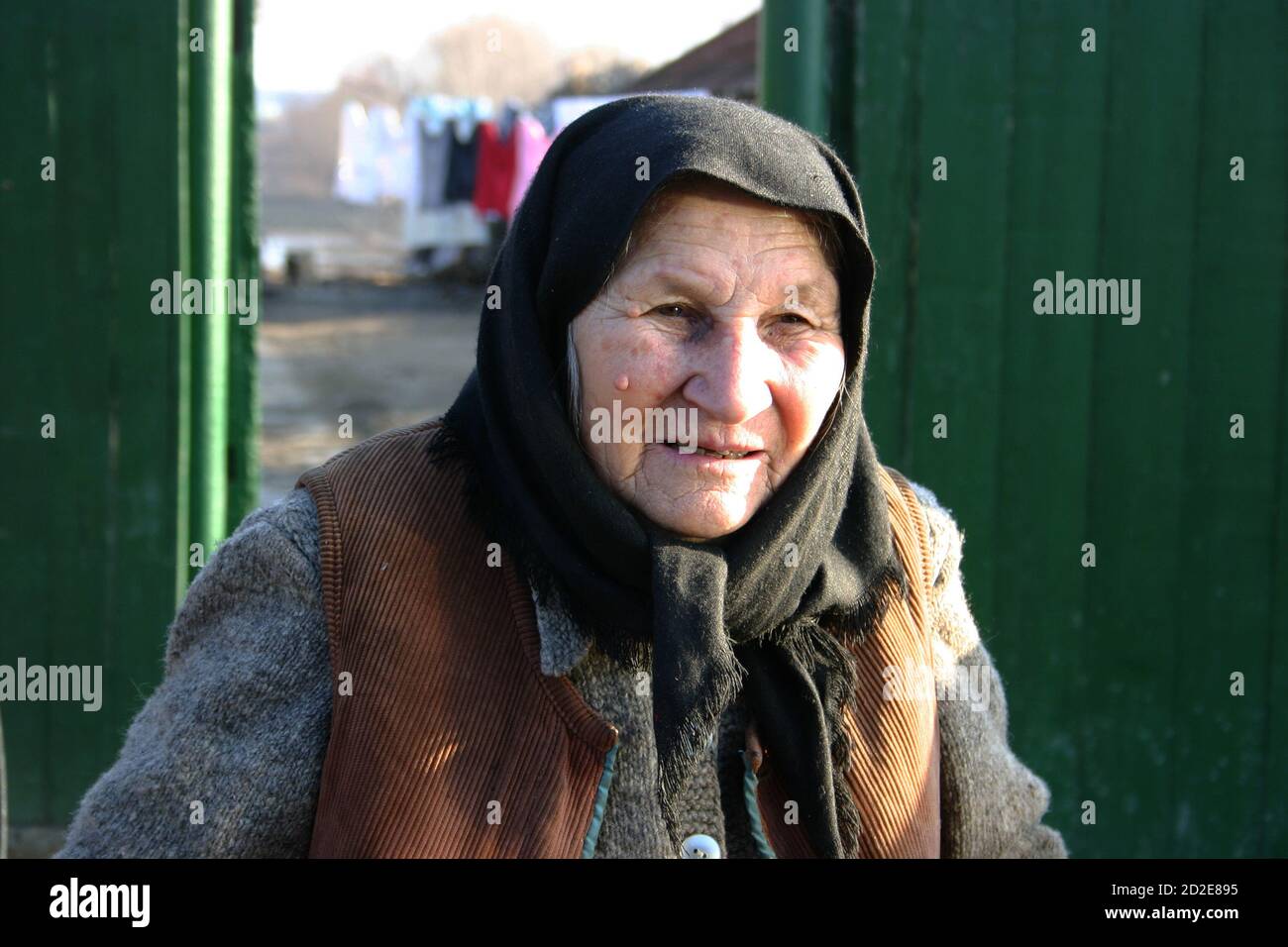 Porträt einer älteren Frau auf dem Land Rumäniens Stockfoto