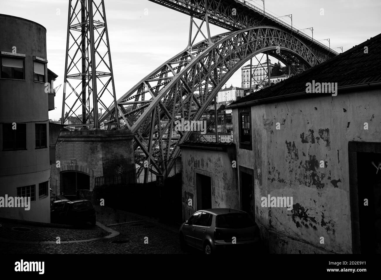 Straße im historischen Zentrum von Porto, Portugal. Schwarzweiß-Fotografie. Stockfoto