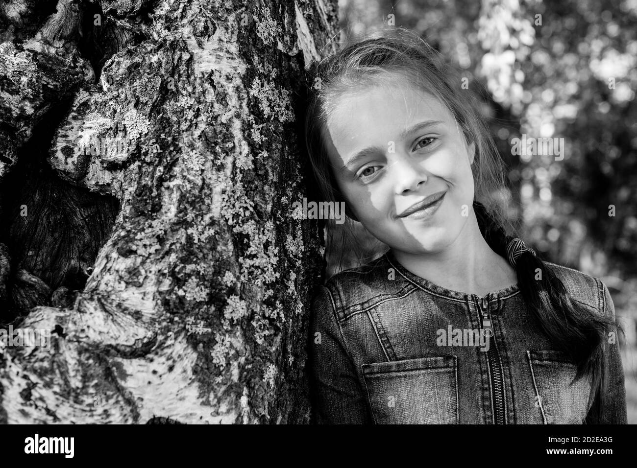 Zehn Jahre altes Mädchen in den Wäldern bei Birke. Schwarzweiß-Foto. Stockfoto