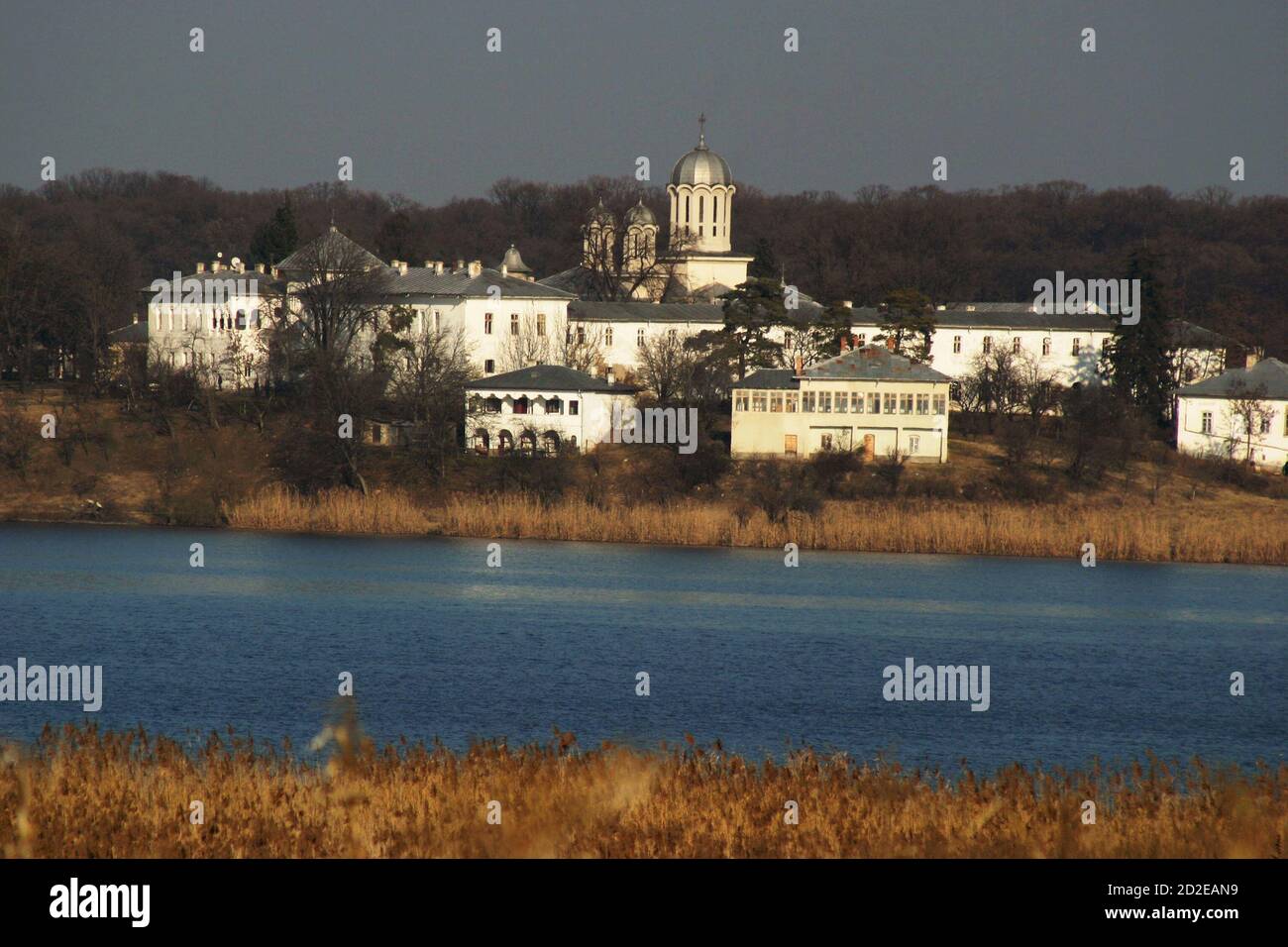 Ilfov County, Rumänien. Blick auf das Kloster Kaldarusani und den See um es herum. Stockfoto
