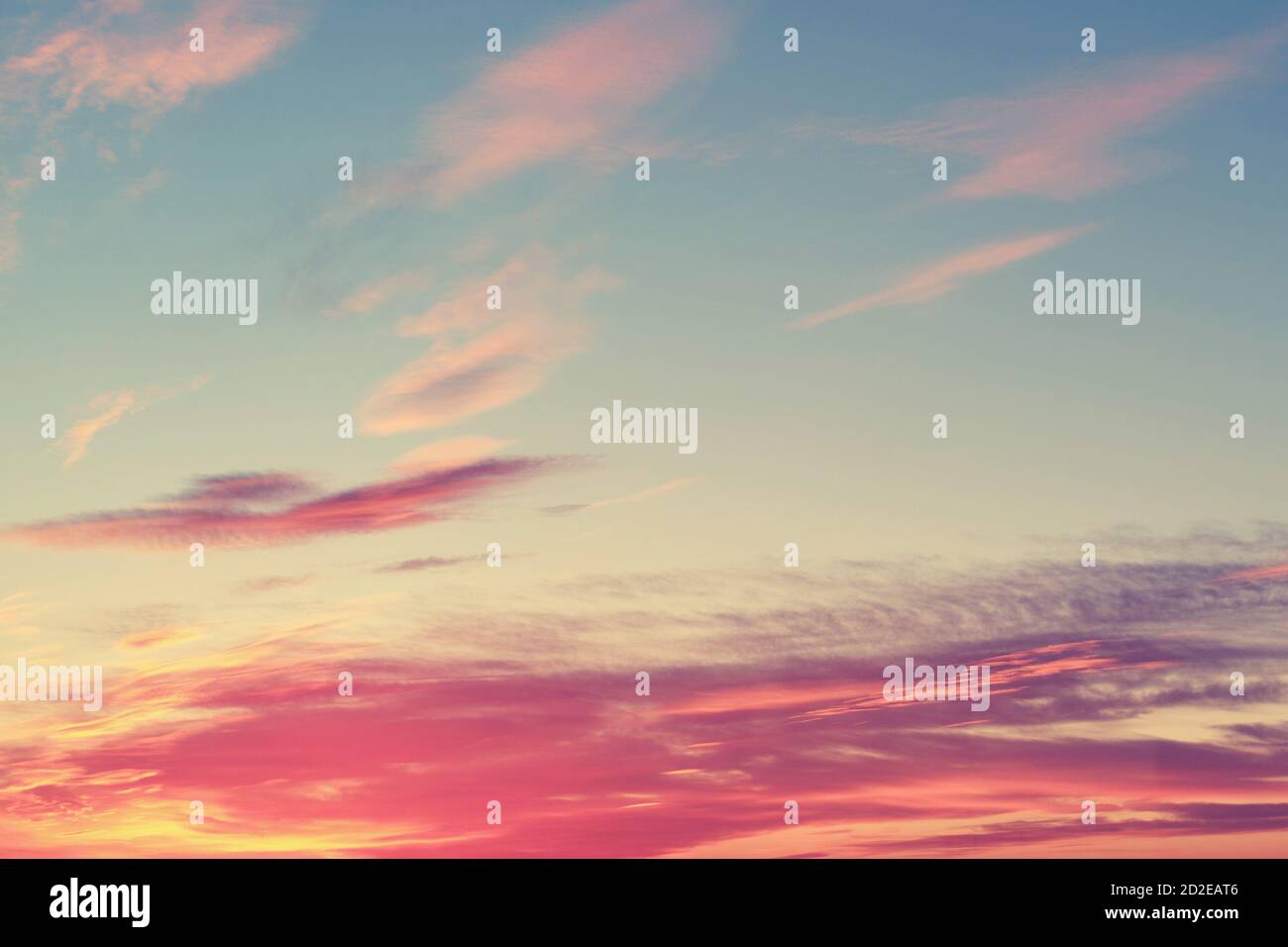 Blauer Himmel und Wolken durch das orange Licht der beleuchtet Die untergehende Sonne Stockfoto