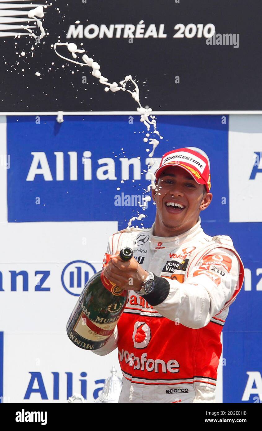 McLaren Formel1-Fahrer Lewis Hamilton von Großbritannien feiert nach dem Sieg der F1 Grand Prix von Kanada in Montreal, 13. Juni 2010.    REUTERS/Chris Wattie (Kanada - Tags: SPORT Motorsport) Stockfoto
