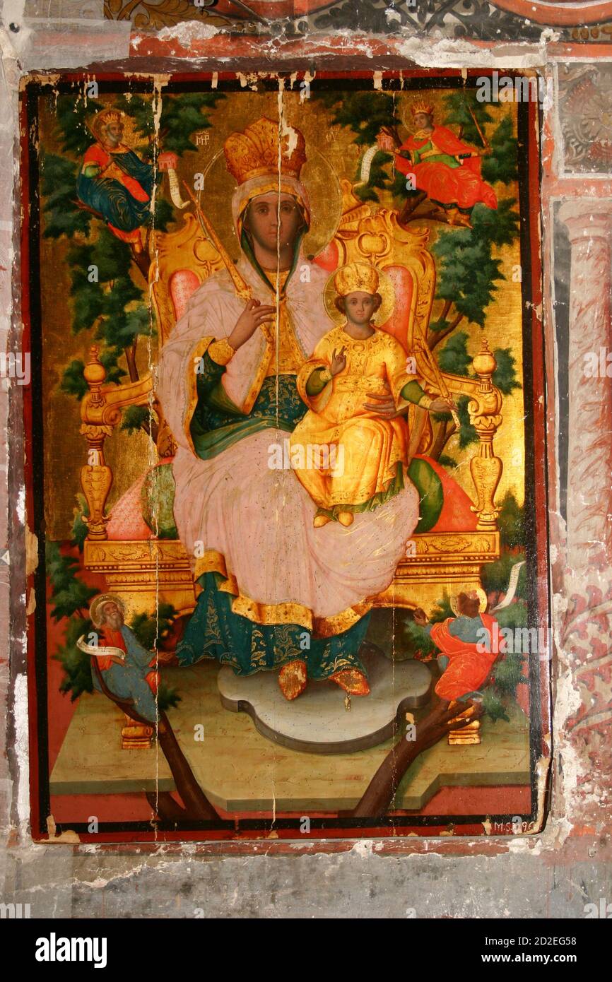 Snagov Kloster, Kreis Ilfov, Rumänien. Alte Hodegetria Ikone, die die Theotokos mit dem Kind Jesus auf einem königlichen Thron darstellt. Stockfoto