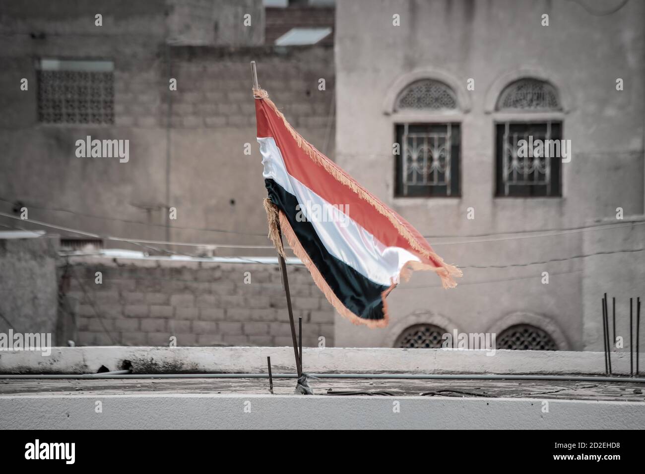 Taiz / Jemen - 10. Juli 2020 : in Taiz, der größten Stadt im Jemen, die vom Krieg im Land betroffen ist, fliegt die jemenitische Flagge Stockfoto