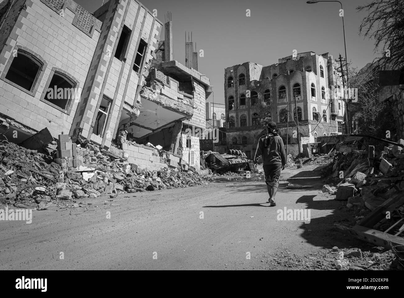 Taiz / Jemen - 13 Apr 2017 : Jemen vor zerstörten Häusern durch Krieg und gewaltsame Kämpfe in Taiz City, Jemen Stockfoto