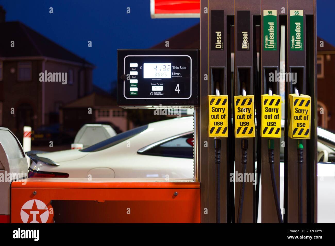 An der Tankstelle ging aufgrund von Lieferengpässen während der covid-19-Pandemie in England, Großbritannien, das Benzin aus Stockfoto