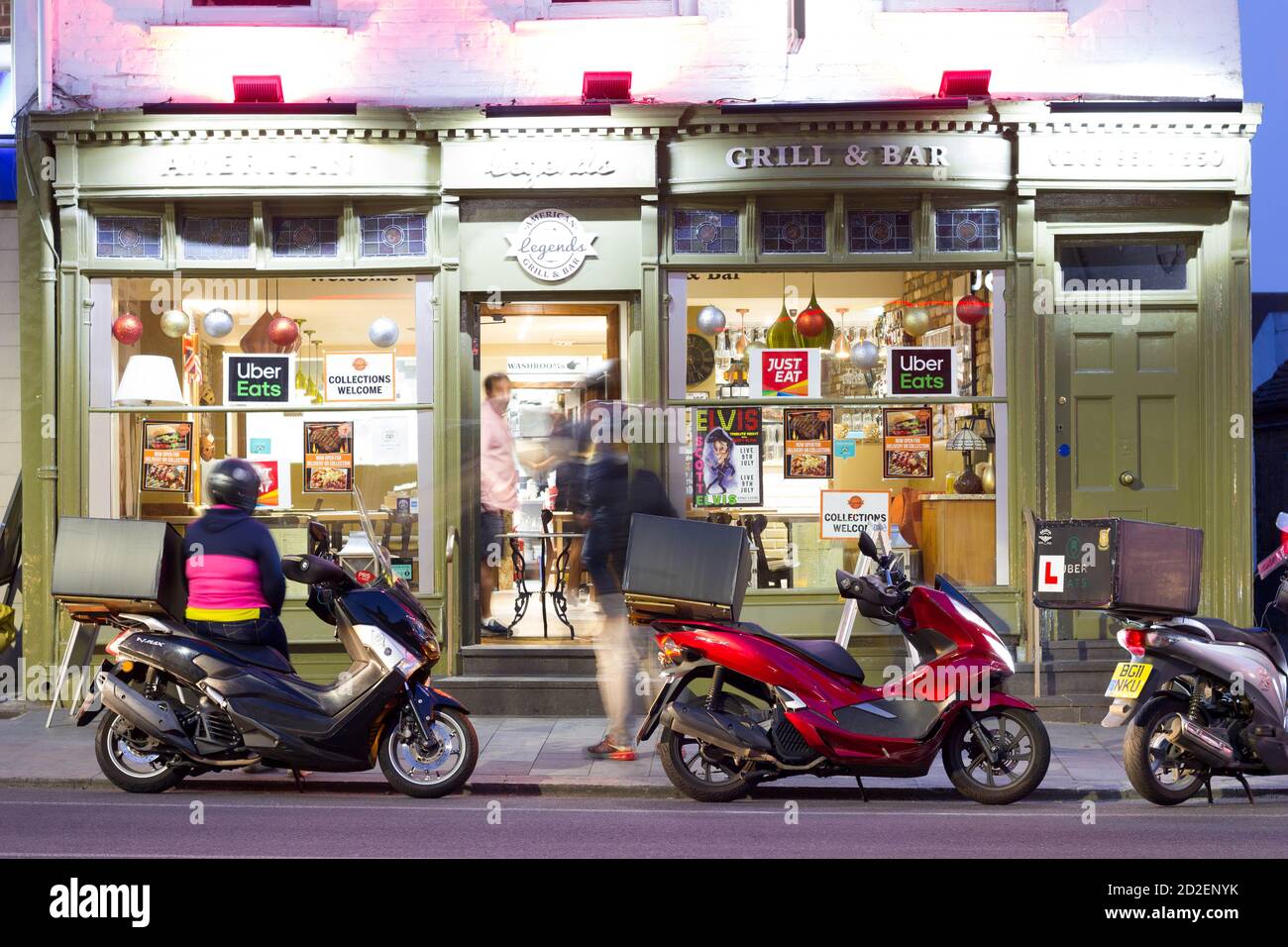 Grill & Bar, die während der Sperre in Greenwich, Greater London, England, Bestellungen zum Mitnehmen an den Lieferer ausgibt Stockfoto