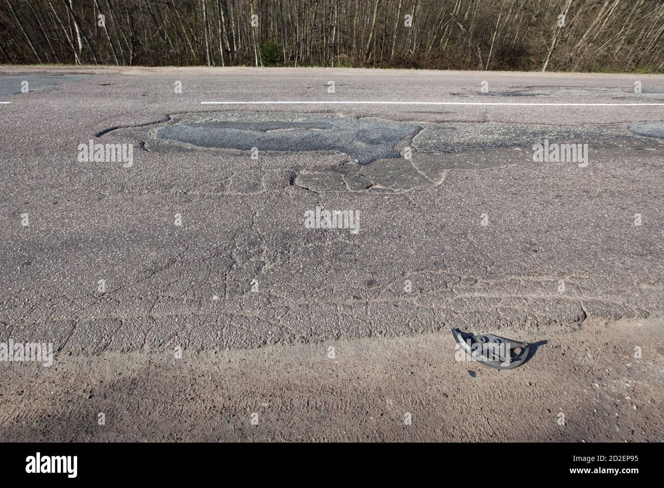 Schlechte Straße mit Schlaglöchern. Loch in Asphalt. Pit, unsicher, Hole Road. Transport, Bewegungsgefahr mit dem Auto Stockfoto