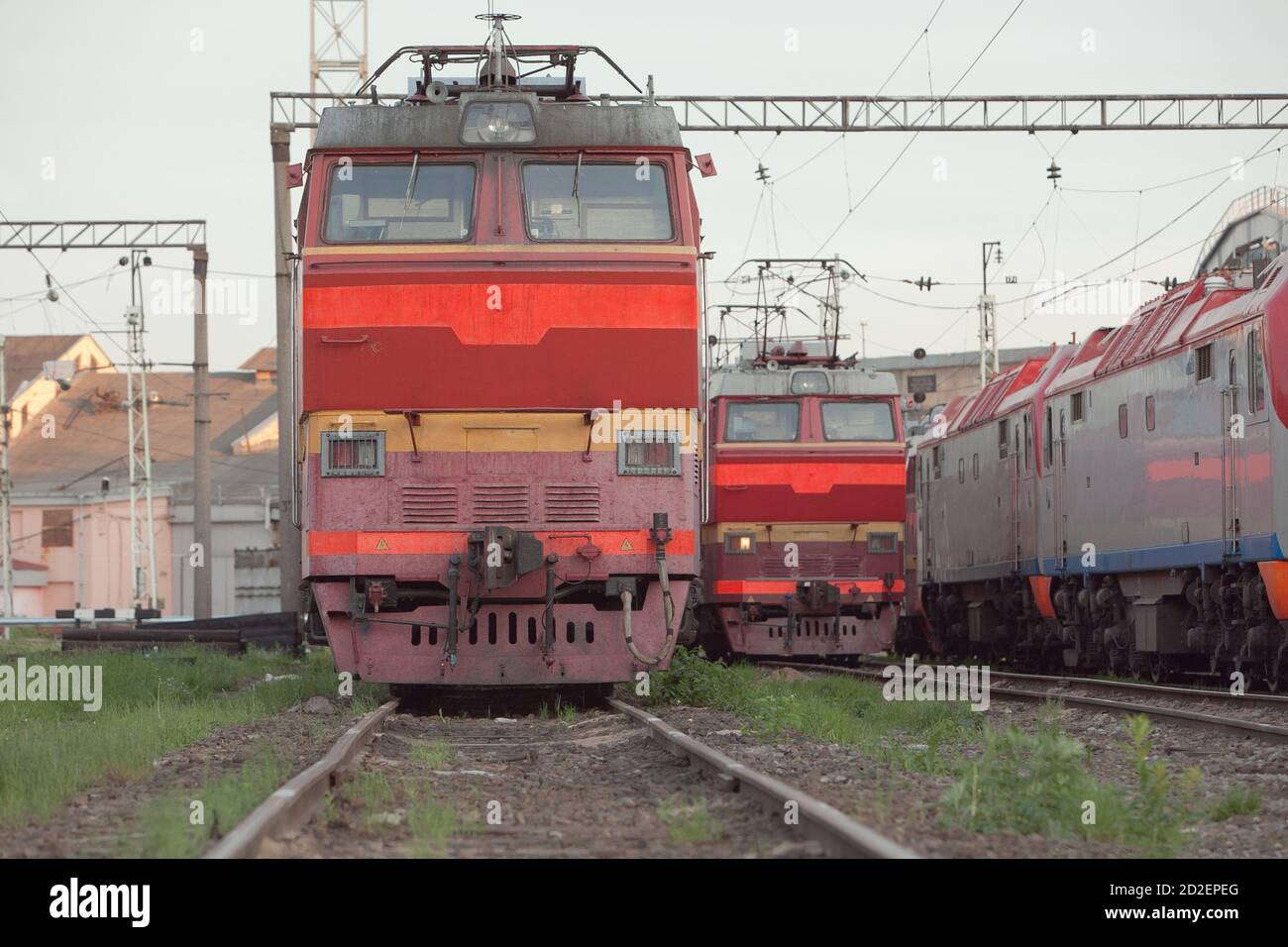 Blick auf die Eisenbahnstrecke mit alten Lokomotiven und betriebsbereites Lokomotivdepot. Transportkonzept Stockfoto
