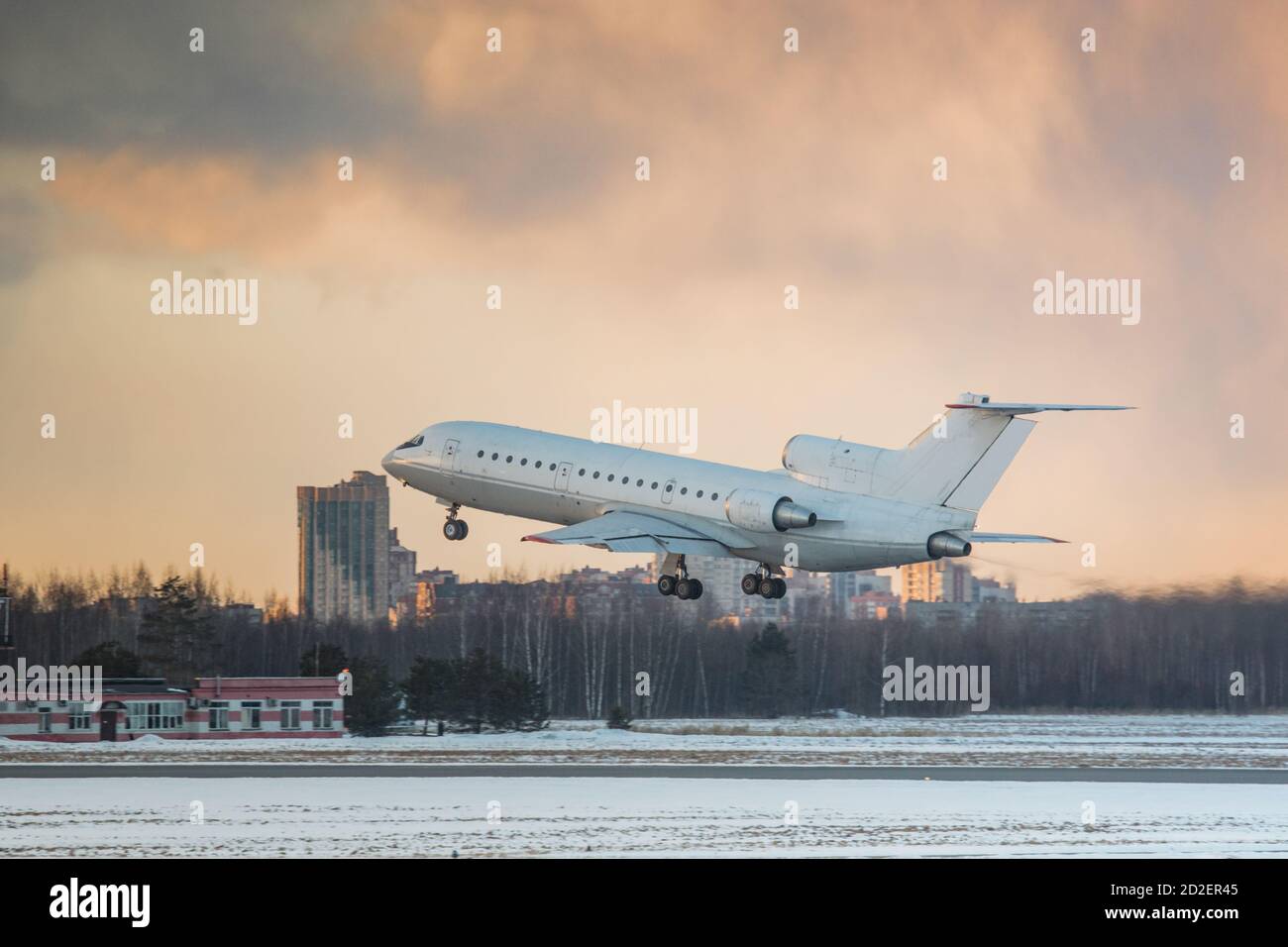 Regionalflugzeug für Passagiere, das bei Sonnenuntergang abfliegt. Luftfahrt. Stockfoto