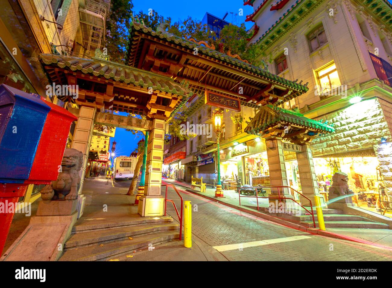 San Francisco, California, USA - 16. August 2019: Eingang zu Chinatown, ein Tor der chinesischen Architektur, Drachentor der größte Chinese Stockfoto