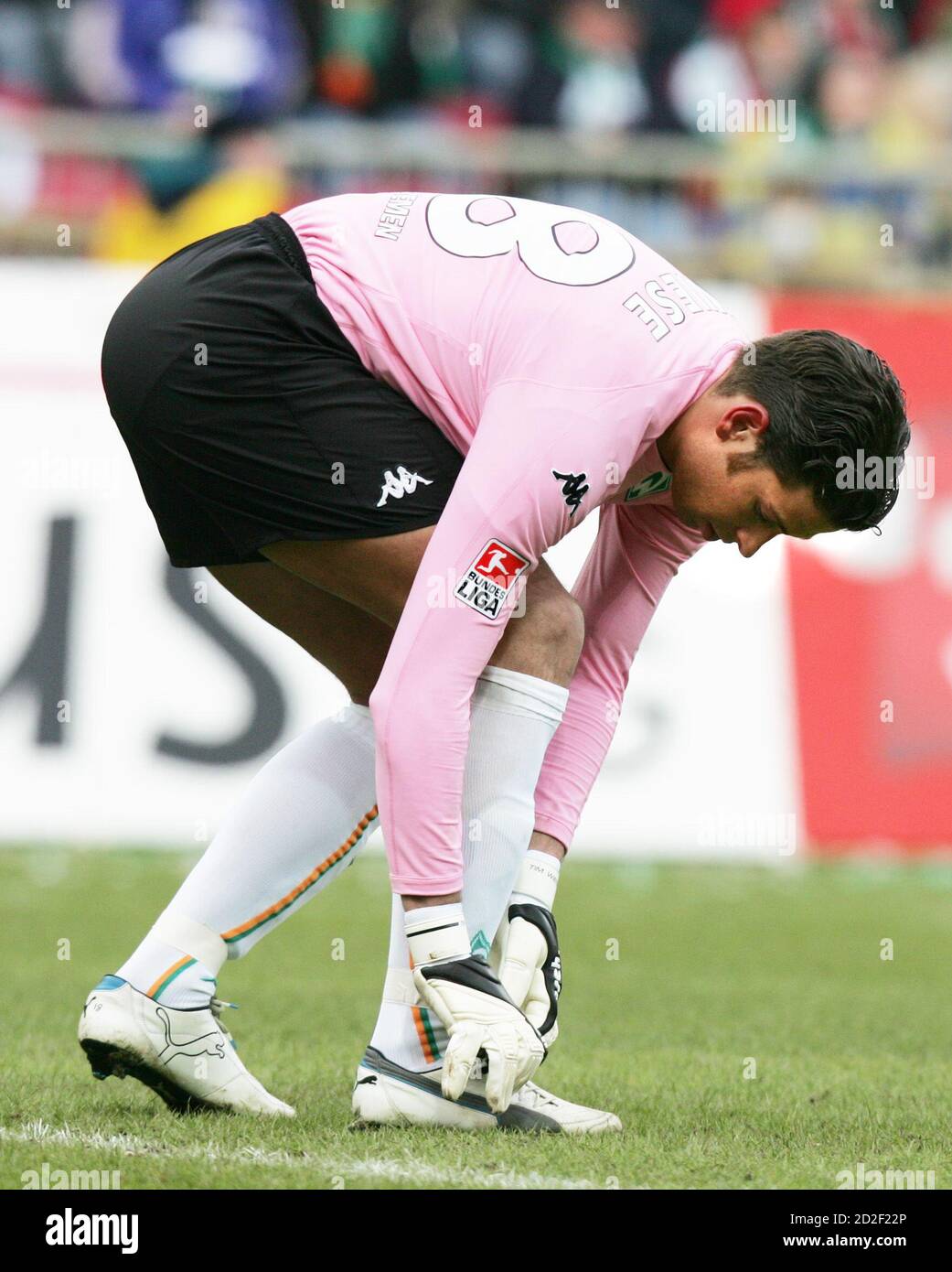 Werder Bremen Torwart Tim Wiese stellt seine Schuhe beim deutschen  Bundesliga-Fußballspiel gegen Hertha Berlin im Weser-Stadion Bremen 11.  März 2006. Berlin gewann das Spiel 3: 0. REUTERS/Christian Charisius  Stockfotografie - Alamy