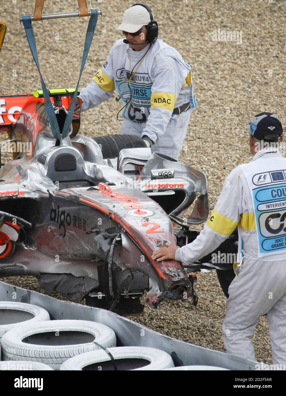 Das Wrack der McLaren Mercedes Formula Car of Lewis Hamilton von Großbritannien ist von der Strecke wiederhergestellt, nachdem er stürzte während der Qualifikation für den europäischen Grand Prix auf der Rennstrecke Nürburgring, 21. Juli 2007. REUTERS/Kai Pfaffenbach (Deutschland) Stockfoto