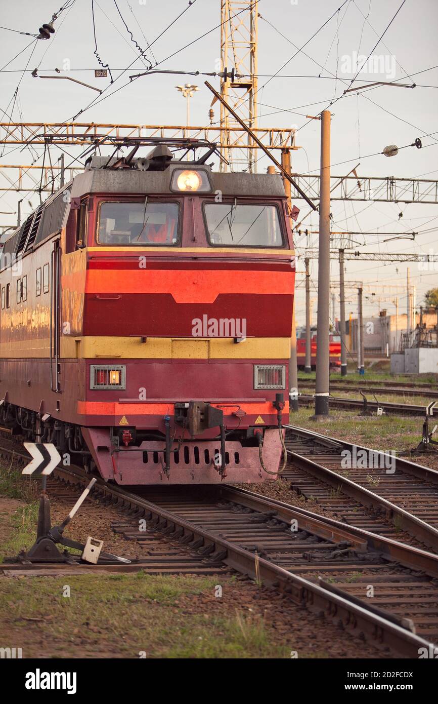 Nahaufnahme der Eisenbahnstrecke mit alten Lokomotiven und alten Handschaltern am Sommerabend, Vorderansicht, vertikal/Transport Stockfoto