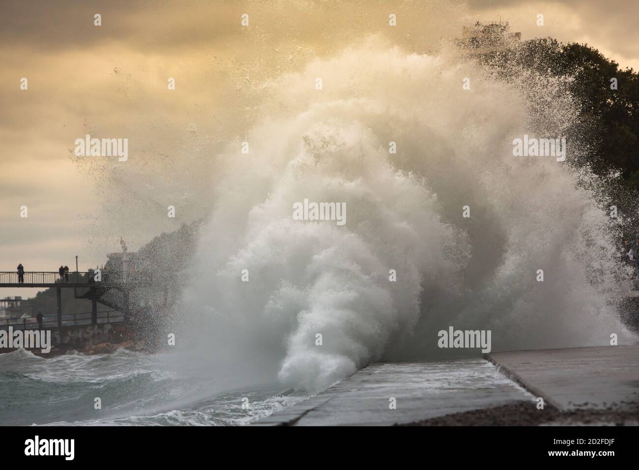 Riesige stürmische Wellen, die in der Nähe des Stadtdamms krachen. Große Wellen spritzen. Riesige Wellen an einem stürmischen Tag in Jalta. Kraft der Natur, Sturm Stockfoto