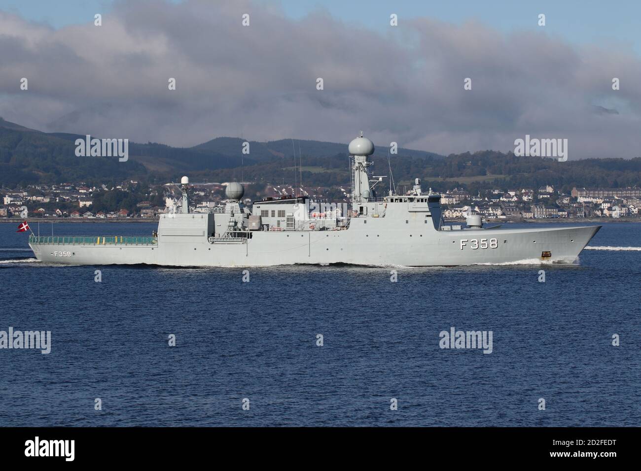 HDMS Triton (F358), eine Fregatte der Thetis-Klasse, die von der Royal Danish Navy betrieben wird, passiert Cloch Point in Gourock bei ihrer Ankunft für die Übung Joint Warrior 20-2. Stockfoto