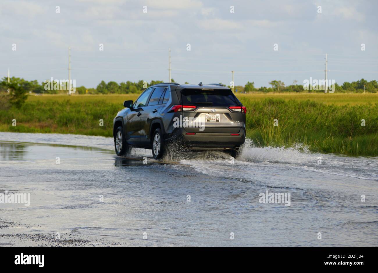Bethany Beach, Delaware, U.S.A - 1. Oktober 2020 - EIN schwarzer Toyota RAV4 SUV, der die überflutete Straße passiert Stockfoto