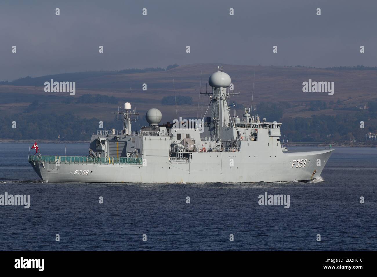 HDMS Triton (F358), eine Fregatte der Thetis-Klasse, die von der Royal Danish Navy betrieben wird, passiert Cloch Point in Gourock bei ihrer Ankunft für die Übung Joint Warrior 20-2. Stockfoto