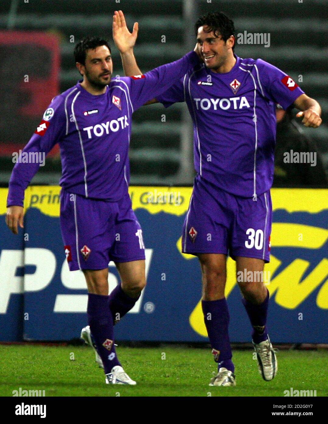Fiorentina Luca Toni (R) feiert mit seinen Teamkollegen Stefano Fiore (L) nach seinem Tor gegen Juventus Turin in die italienische Serie A Fußballspiel im Delle Alpi Stadion in Turin, Norditalien, 9. April 2006. REUTERS/Daniele La Monaca Stockfoto