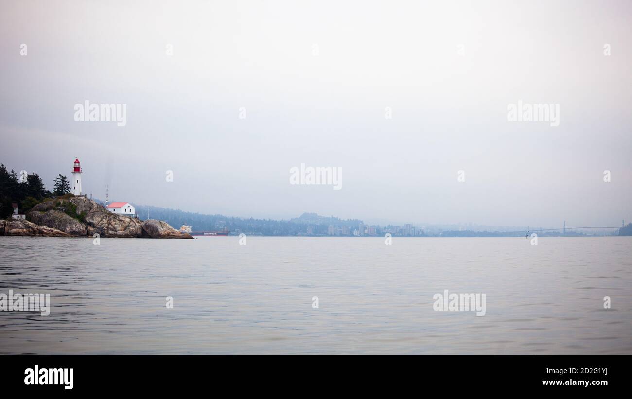 Blick auf den historischen Lighthouse Point Park in West Vancouver abseits von Point Atkinson, British Columbia, Kanada mit Lions Gate Bridge im Hintergrund Stockfoto