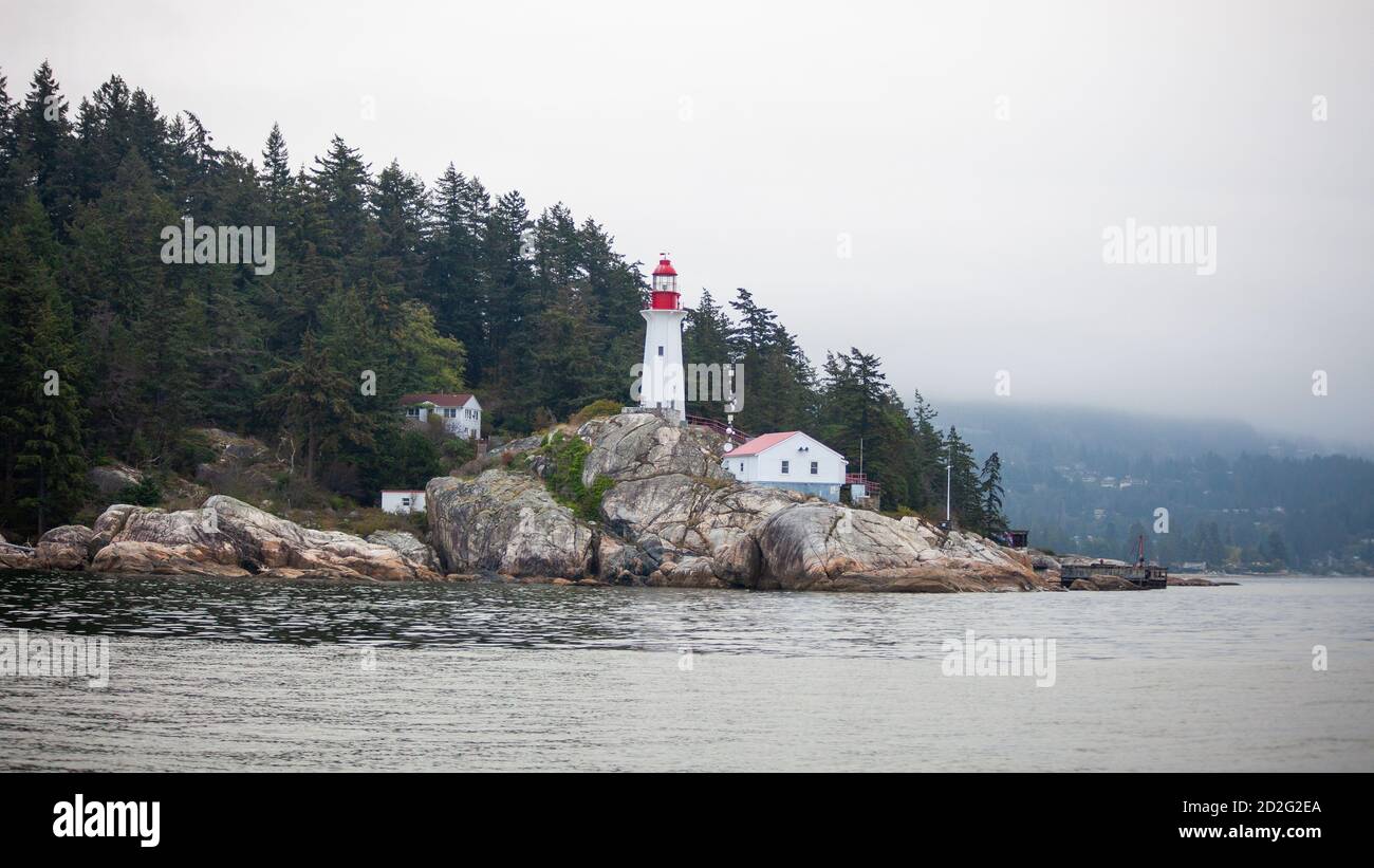 Blick auf den historischen Lighthouse Point Park in West Vancouver abseits von Point Atkinson, British Columbia, Kanada. Aus dem Wasser genommen. Stockfoto