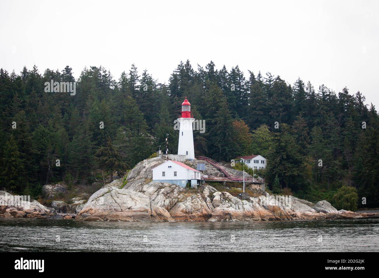 Eine Nahaufnahme des historischen Leuchtturms im Lighthouse Point Park in West Vancouver bei Point Atkinson, British Columbia, Kanada Stockfoto
