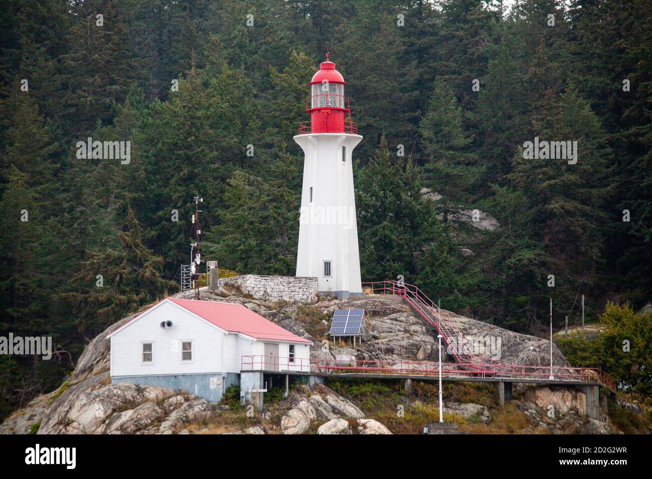 Eine Nahaufnahme des historischen Leuchtturms im Lighthouse Point Park in West Vancouver bei Point Atkinson, British Columbia, Kanada Stockfoto