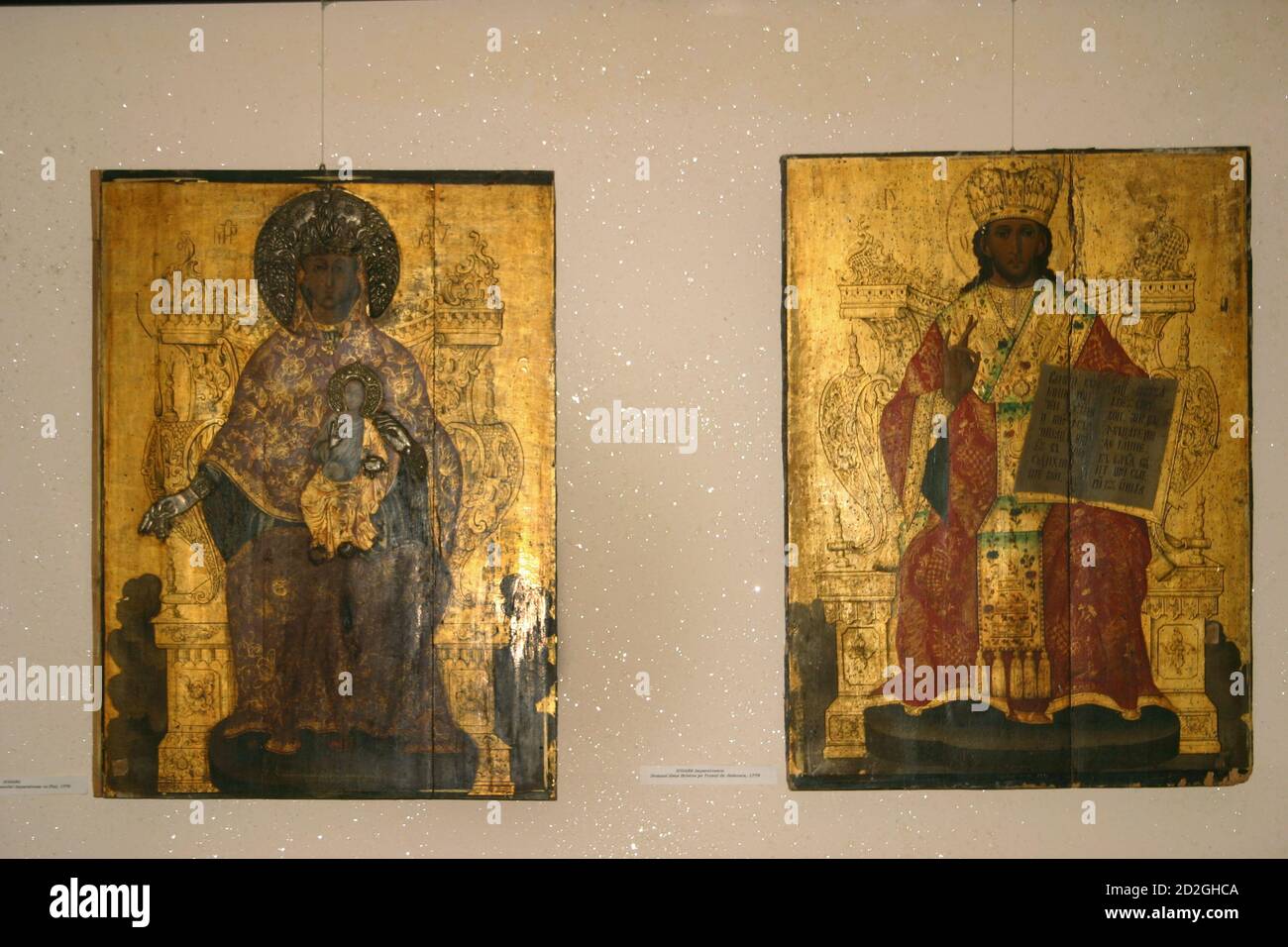 Das Museum für religiöse Kunst in Maia, Rumänien. Byzantinische Ikonen des 18. Jahrhunderts, die die Theotokos als Königin und Christus auf dem Gerichtsthron darstellen. Stockfoto