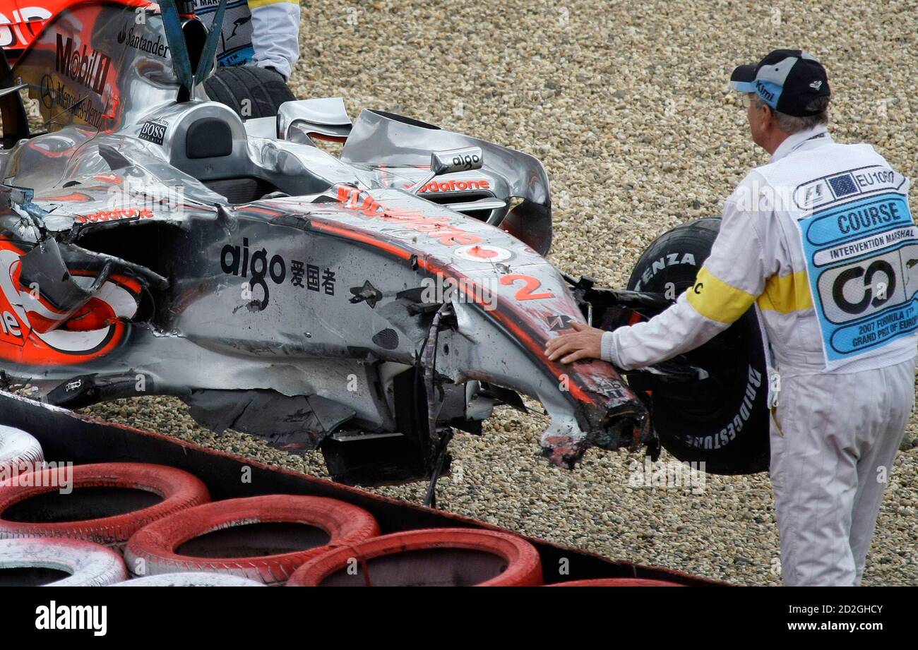 Das Wrack der McLaren Mercedes Formula Car of Lewis Hamilton von Großbritannien ist von der Strecke wiederhergestellt, nachdem er stürzte während der Qualifikation für den europäischen Grand Prix auf der Rennstrecke Nürburgring, 21. Juli 2007. REUTERS/Kai Pfaffenbach (Deutschland) Stockfoto