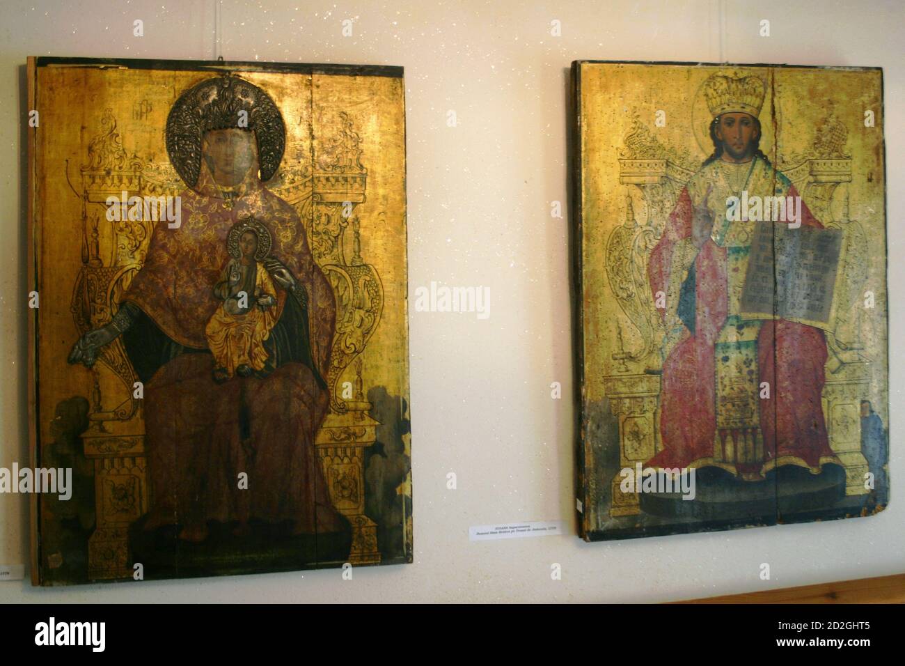 Das Museum für religiöse Kunst in Maia, Rumänien. Byzantinische Ikonen des 18. Jahrhunderts, die die Theotokos als Königin und Christus auf dem Gerichtsthron darstellen. Stockfoto