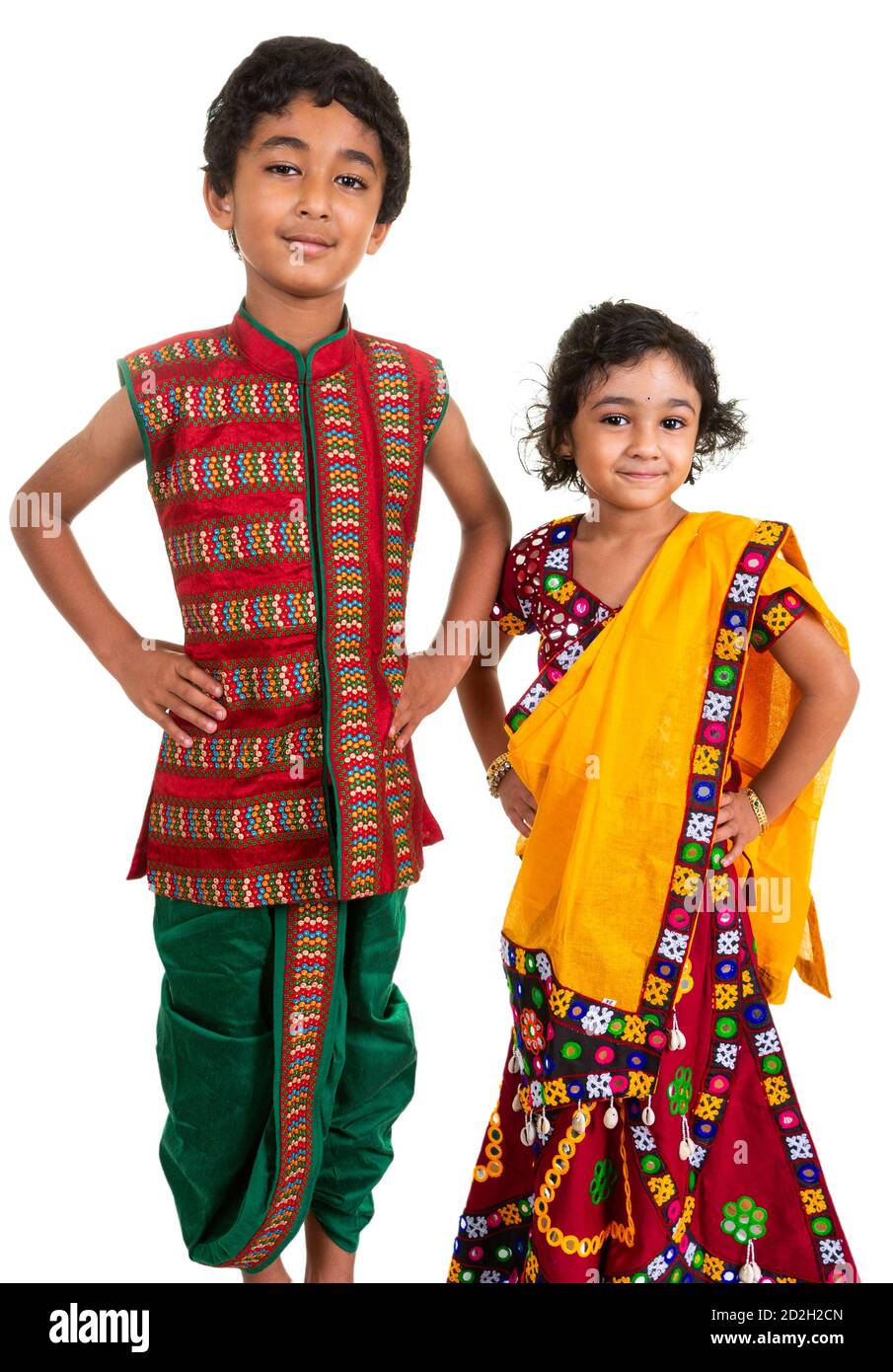 Geschwister Angezeigte Traditional Indian (Hindu) Festival Kostüme, Isoliert, Weiß Stockfoto