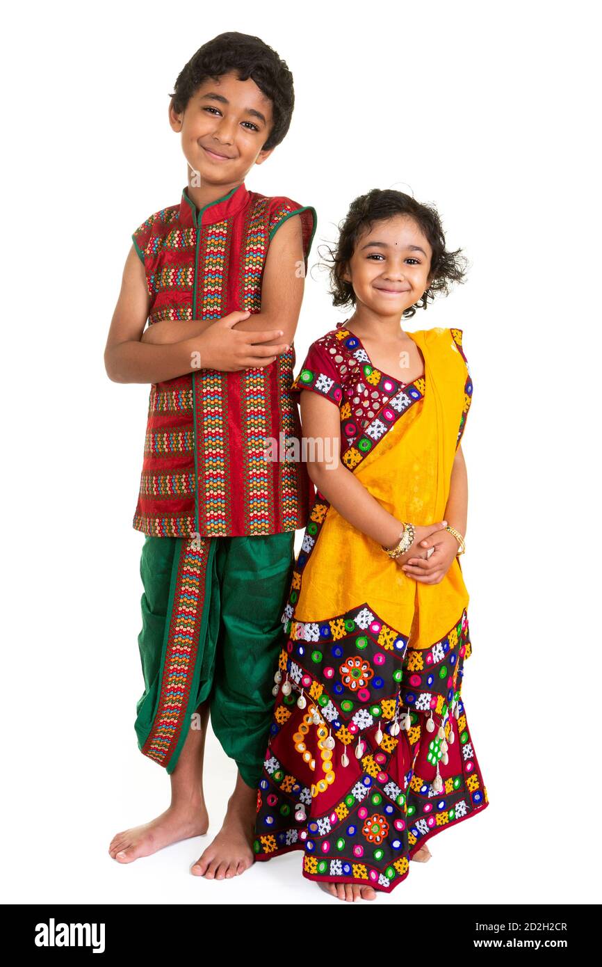 Geschwister Anzeigen traditionelle indische Kostüme getragen während des Hindu-Festivals von Navratri im Staat Gujarat, Indien, isoliert, Weiß Stockfoto