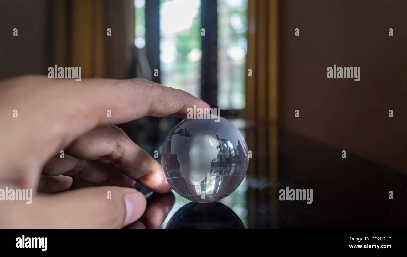 Transparenter Globus auf dem Tisch Stockfoto