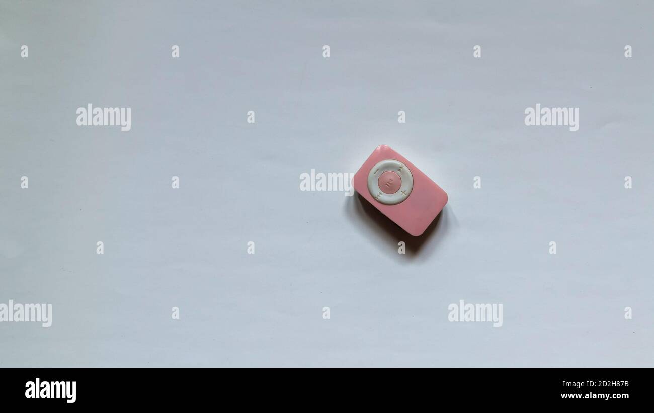 Rosa und weiß gefärbter MP3-Player auf weißem Hintergrund Stockfoto