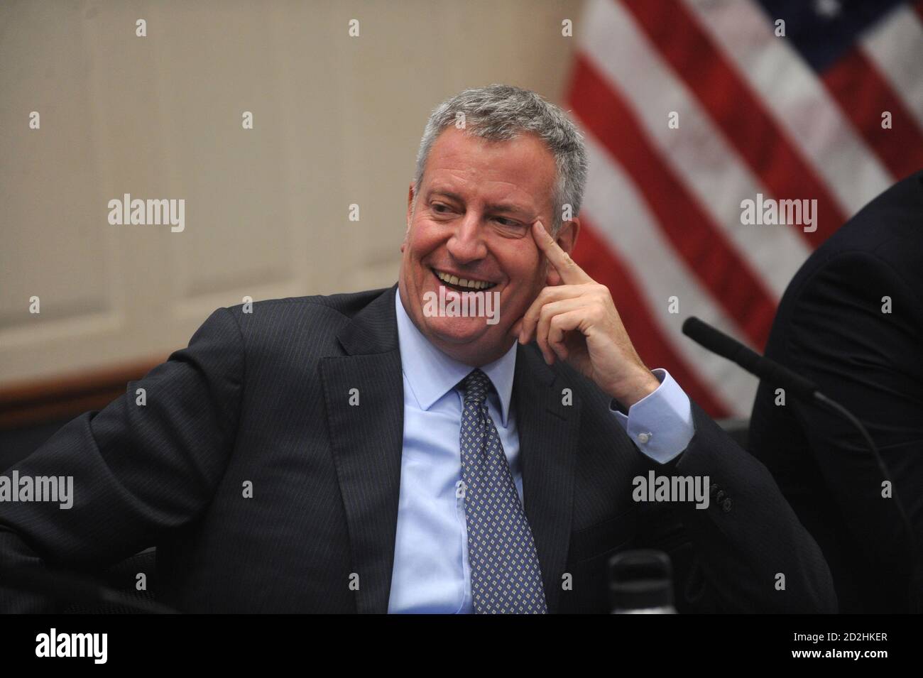 NEW YORK, NY - AUGUST 04: Der neue NYPD-Kommissar James O'Neill, der ausscheidende NYPD-Kommissar William Bratton und der Bürgermeister von New York, Bill De Blasio, haben am 4. August 2016 in New York City den Vorsitz über eine Pressekonferenz zu aktualisierten Kriminalitätsstatistiken auf einem Polizeiplatz. Hoo-Me/MediaPunch Stockfoto